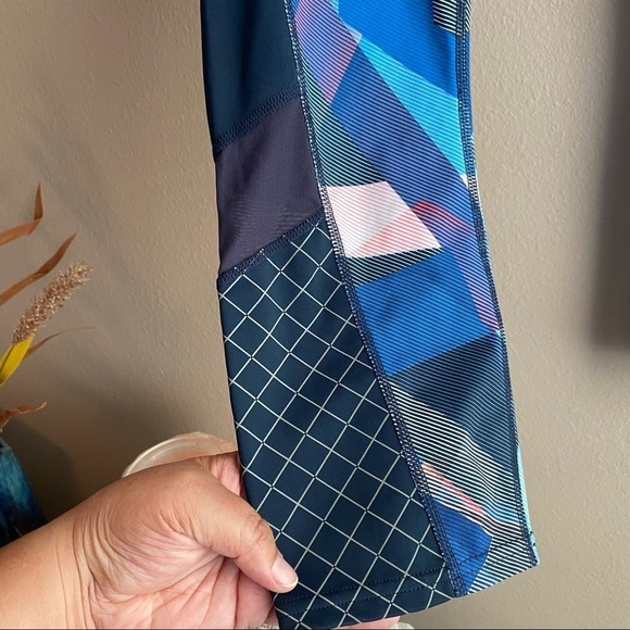 Athleta Leggings Women’s Size Medium Tall Electric Geo Sonar Capri Leggings - Picture 2 of 9